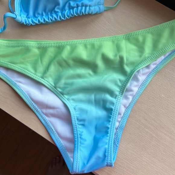 Brand new bikini - Picture 3 of 5